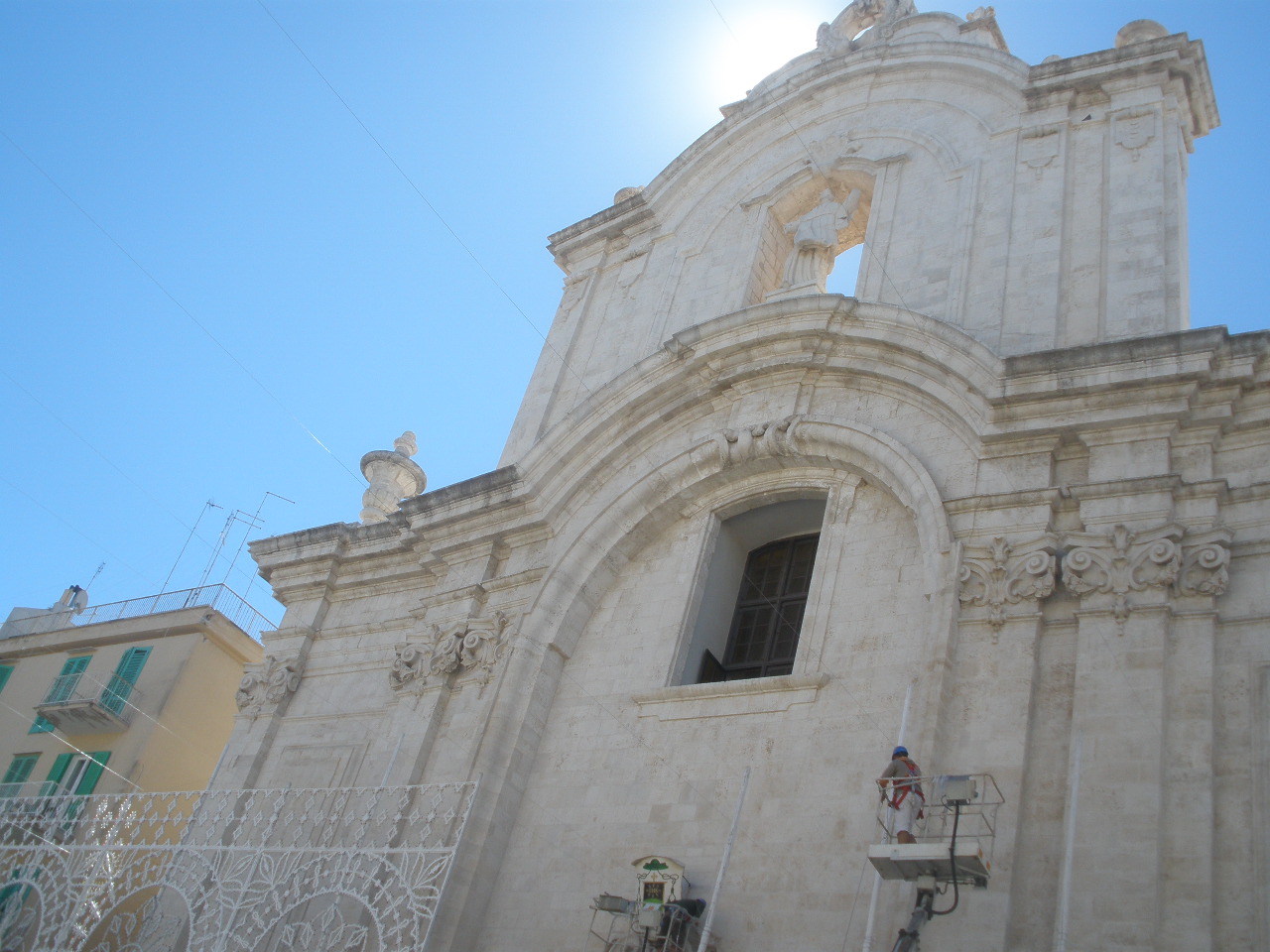 Fervono i preparativi per la Festa Patronale. Le luminarie stanno già sorgendo